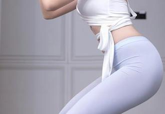 Xiuren秀人网 – 万圣节图片中的laura阿姣：一个女巫，不知道她在想什么，可能是“再来一块巧克力”吧！