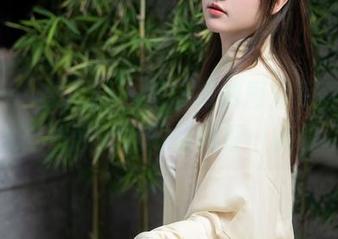 Xiuren秀人网 – 周波儿的厨娘写真，试图让人只注意壁纸而非料理…能成功吗？