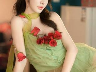 Xiuren秀人网 – 更新来了，白微Sera的圣诞美图，直逼我的审美底线。