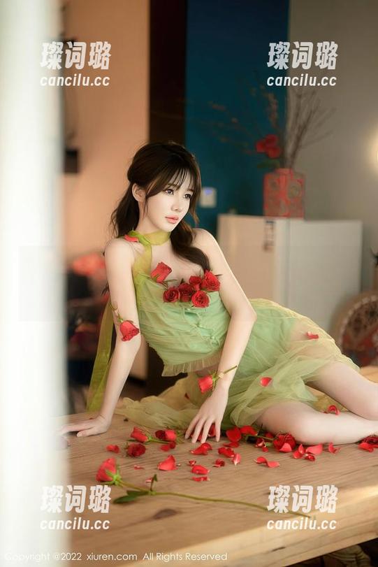 Xiuren秀人网 - 更新来了，白微Sera的圣诞美图，直逼我的审美底线。