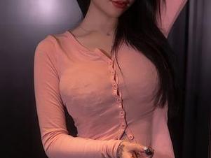 Xiuren秀人网 – 看，菲儿beauty的“女王”套图就像从王国的餐桌上掉下来的糖果，甜得让人发呆。