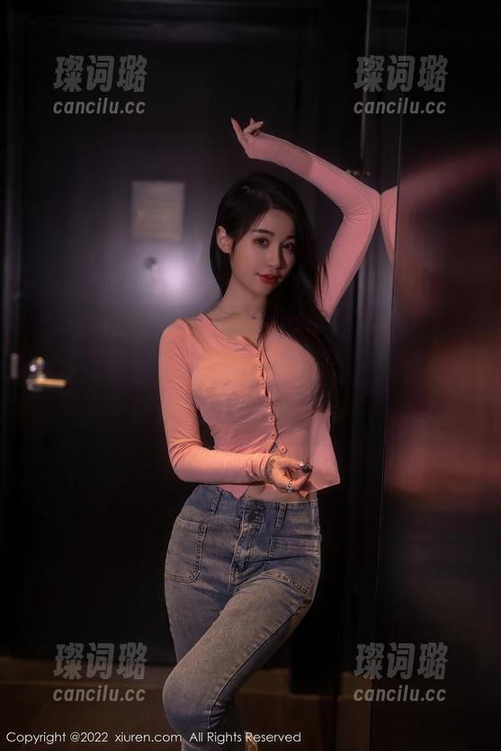Xiuren秀人网-菲儿beauty Xiuren秀人网 - 看,菲儿beauty的“女王”套图就像从王国的餐桌上掉下来的糖果,甜得让人发呆。
