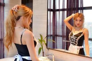 pans – 卡卡的丝袜写真：性感与趣味的无缝结合