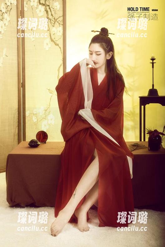 丽柜-允儿 丽柜 - 今年最需要的福利:允儿护士版,图集中满满都是‘别害羞’的暗示!