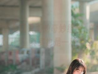 在线观察兔玩映画的奇妙组合，T恤和死库水裸腿，其实也是一种叛逆啊？