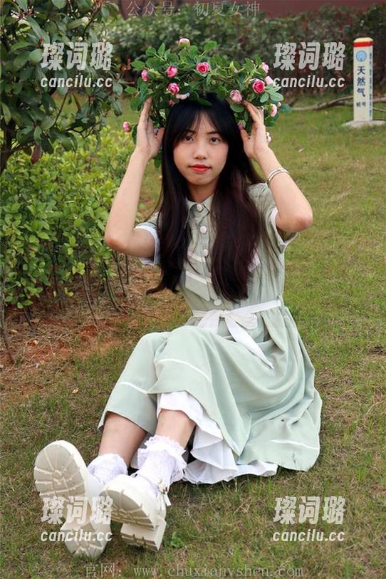 初夏女神-依依 初夏女神 - 灰丝套图精选,依依的每一个姿态都散发着一丝难以捉摸的美感。