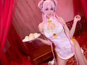 周叽是可爱兔兔，美足写真中的绝妙安静时刻。