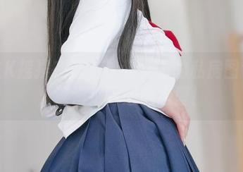 女主K摇摆在蓝色泳装女仆的私房图包里，连海浪都想凹造型！