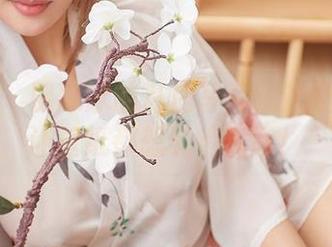 尤蜜荟 – 田冰冰的私房写真：这里的告解让壁纸都想说悄悄话！