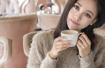 推女神 – 美脚在线求关注，定制陈雨涵写真，你支持吗？