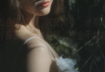 精致的白毛衣让“桃良阿宅”化身冬季小仙女，搭配无圣光美图，完全不怕被忽略！