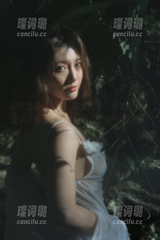 桃良阿宅 精致的白毛衣让“桃良阿宅”化身冬季小仙女,搭配无圣光美图,完全不怕被忽略!