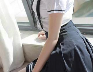 模范学院 – 高清写真里的甜筒晓彤水手服，那胸前的大字是不是在喊“赶快请我喝啤酒”？