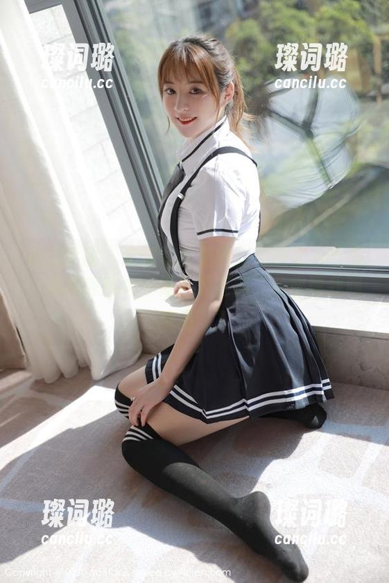 模范学院 - 高清写真里的甜筒晓彤水手服，那胸前的大字是不是在喊“赶快请我喝啤酒”？