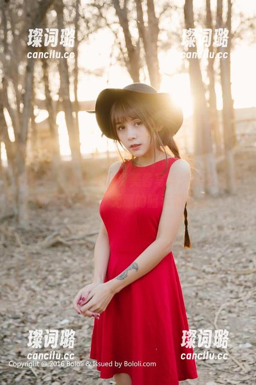 波萝社-夏美酱 波萝社 - 我爱上的夏美酱写真,图集从头到尾都充满了无意的暗示和瞬间。