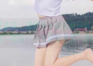 最新写真集：浅野菌子的短裤挑战，每一件都是“短这一点完全没问题”的证明！
