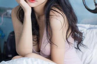 爱蜜社 – 高清照片下的王曼妮好Q，教室的光线竟在无意间为她打了个优雅的光环。