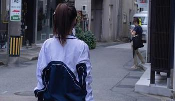 秀人网 – 校服vs甜七七：在精选的意境中，谁更胜一筹？
