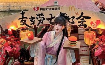 秋山AkI日常：透明不代表轻薄，高清写真集打破壁垒