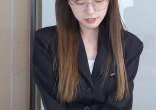 袜啵啵 – 在这个图库中，小甜豆的眼镜竟成了焦点，分享看看吧。