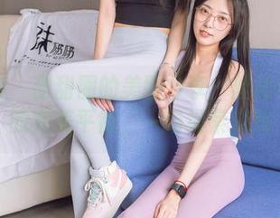 袜啵啵 – 甜甜圈的美图分享：丝袜与裸足的完美平衡，一场绳索游戏