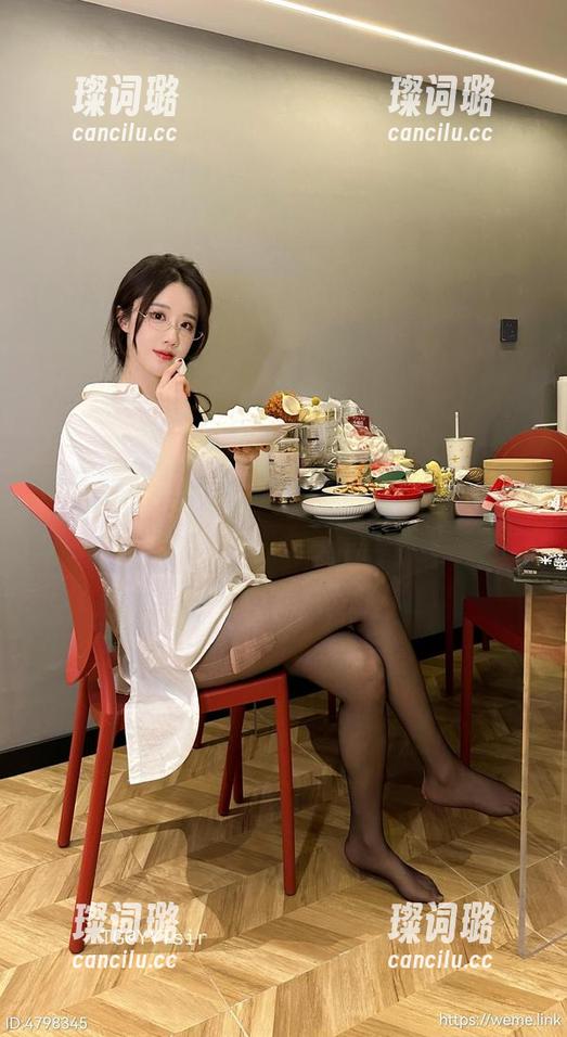 轩子巨2兔 微密圈 - 在线图集:轩子巨2兔的美腿,令人断腿求鉴定的错误建议