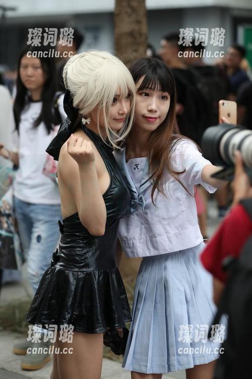 魔镜街拍-婷婷 魔镜街拍 - 午后静谧,婷婷的优雅:在包臀灰裙的衬托下,所有工作都显得不那么重要,发现这作品吧!