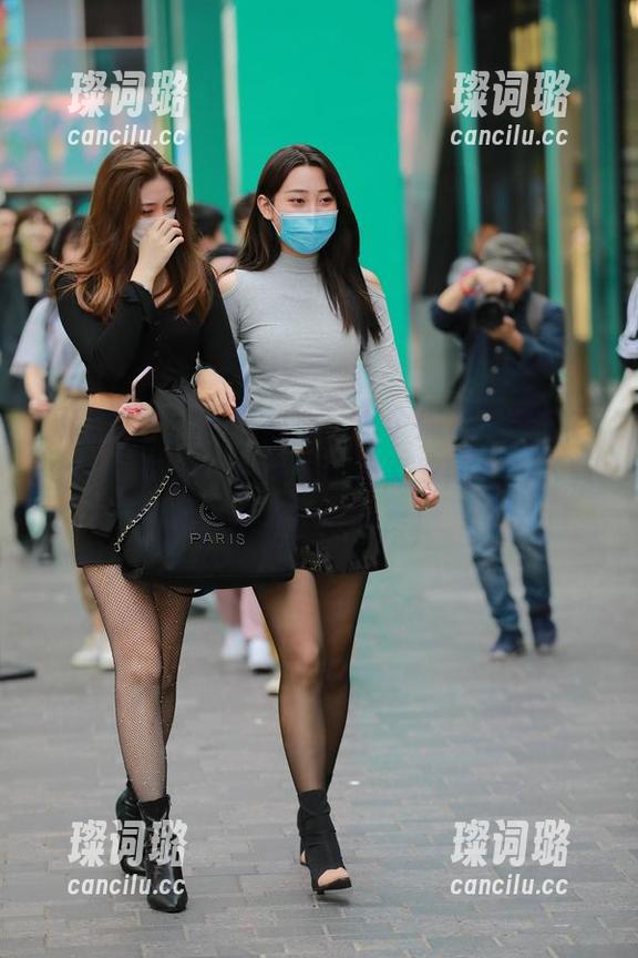 魔镜街拍 - 不忘初心，做个偶尔高贵的女孩——婷婷的白色吊带和黑丝图包，下载前请系好安全带！