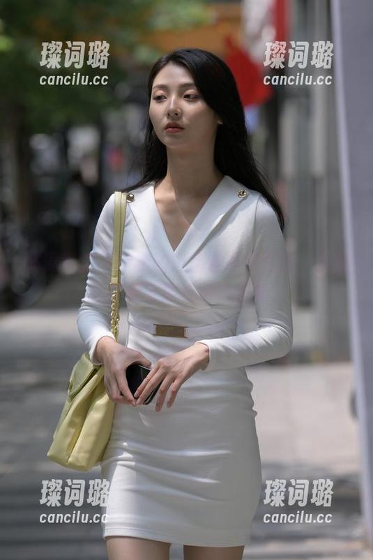 魔镜街拍-楼楼 魔镜街拍 - 楼楼的白色连衣裙气质,图集中藏着你的各种想象